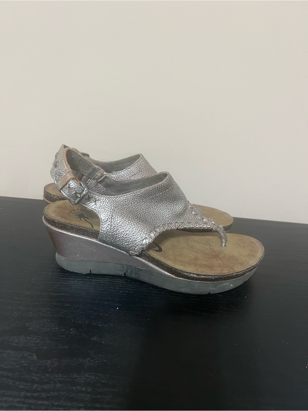 OTBT Meditate Leather Thong Sandals Size 8 grayish color